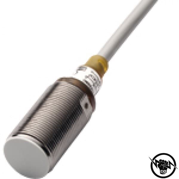 Индуктивен датчик - корпус от никелиран месинг (M18 x 53 mm), Обхват: 8 mm, изход NPN - NC, захранване 10 - 36 V DC, свързване с конектор M12, раб. темп. от -25 до 70 °C, IP 67