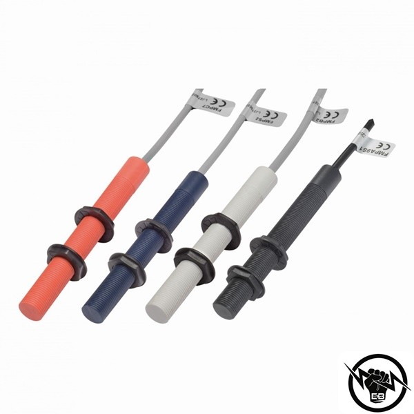 Магнитен сензор за близост - корпус от пластмаса (Ø9.3 x 32 mm), Обхват: 25 mm, CO контакт (0.25A, 5VA), до 100 V AC, свръзване с кабел 0.5 m, раб. темп. от -25 до 70 °C, IP 67